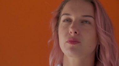 Genç bir kadın patates kızartması yiyor ve tadını çıkarıyor. Yemekten zevk almak..