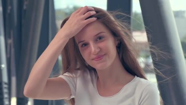 Lassított felvételen szőke haj fúj a szélben. Szőke lány.. — Stock videók