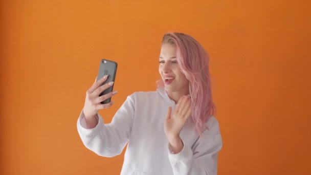 Güzel genç bir kadın bir video uygulaması kullanarak iletişim kuruyor.. — Stok video