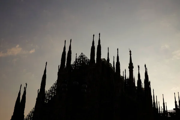 La silueta oscura de un hermoso edificio histórico de estilo gótico. —  Fotos de Stock