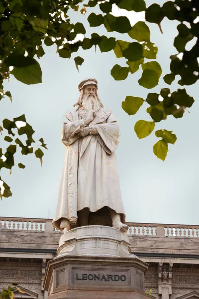 El famoso monumento al gran hombre Leonardo da Vinci. Milán Italia. 22.08.2020 — Foto de Stock