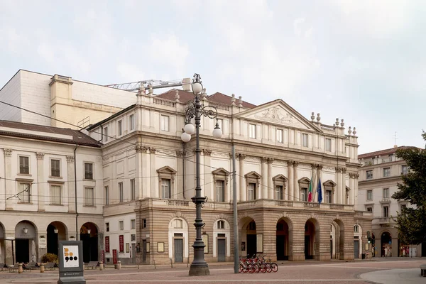 Un hermoso edificio histórico con muchas ventanas pequeñas. Día de verano. — Foto de Stock