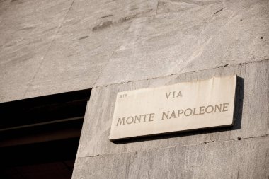 Ünlü fatih Napolyon 'un anısına dikilmiş bir plaket. Milan İtalya 08.2020
