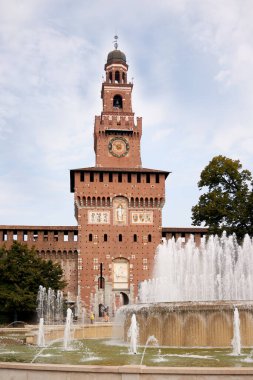 Castello Sforzesco kalesinde büyük bir saat. Milan İtalya 08.2020