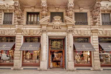 Lüks içinde şık bir mağazanın güzel bir vitrini. Milan İtalya 08.2020