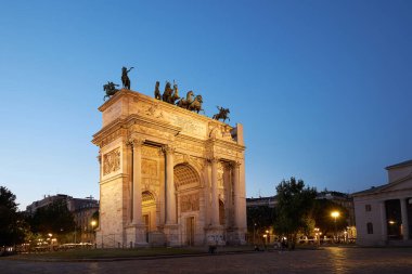 Milano şehir merkezi Arco della tempo günbatımı anıtında. Milan İtalya 08.2020
