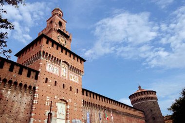 Gündüz vakti Castello Sforzesco. Yaz turları. Milan İtalya 08.2020