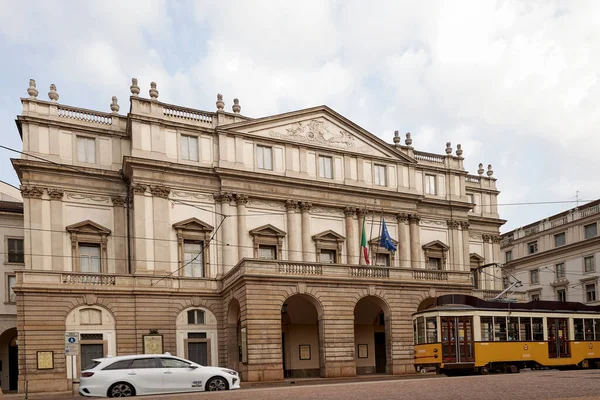 Teatro La Scala Opera Binası 'nın ön cephesi. Milan İtalya. 22.08.2020