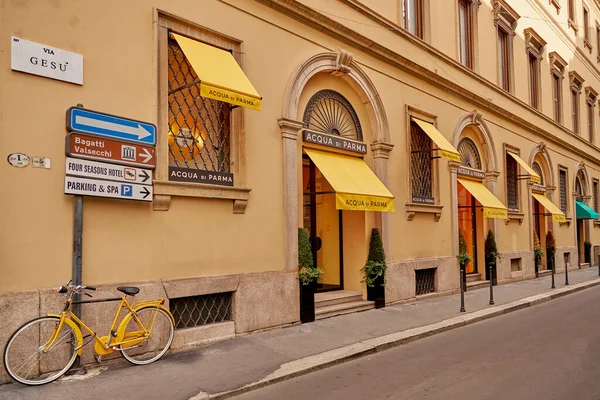 Vlakbij het mooie gebouw staat een felgele fiets. Milaan 08.2020 — Stockfoto