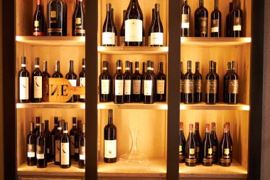 Restoranda şarap bulunan büyük, güzel, ahşap bir raf. Milan İtalya. 08.2020