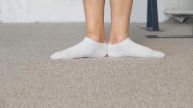 Balede bacakların ilk pozisyonu. Çocuklar için bale okulu.