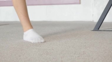 Yüzü olmayan. Bacak ve bale egzersizleri yapıyor. Dans okulu eğitimi.