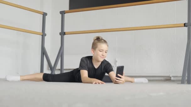 A young guy is engaged in yoga and communicates online via video communication. — Stock Video