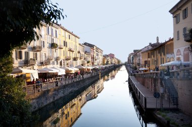 Mailand Navigli, bir sürü dükkânı olan güzel bir kanal. Milan İtalya 08.2020