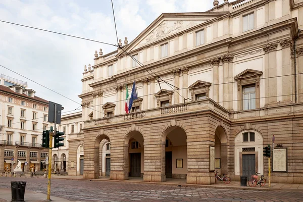 Bir sürü küçük penceresi olan güzel tarihi bir bina. Yaz günü.