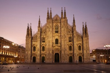 Gece vakti güzel tarihi Duomo binasının cephesi.