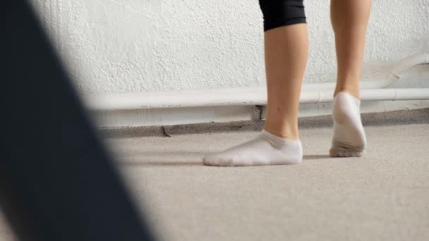 Warm up, toe stretch for ballet in the studio. Legs in white socks. — Stock Video