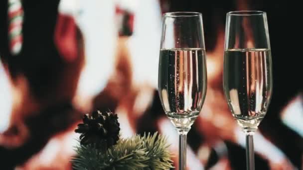Noel 'i kutluyoruz. İki kadeh şampanya, köpüklü köpüklü şarap.. — Stok video
