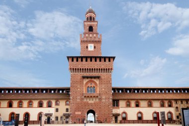 Gündüz vakti Castello Sforzesco. Yaz turları. Milan İtalya 08.2020