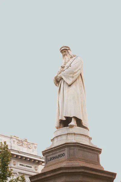 Famous monument to the great man Leonardo da Vinci. Milan Italy. 22.08.2020 — Stock Photo, Image