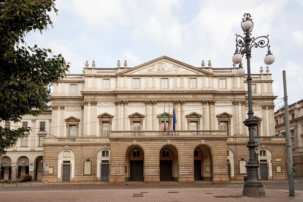 Birçok küçük penceresi olan tarihi bir bina. Yakında fayanslı bir kaldırım var..
