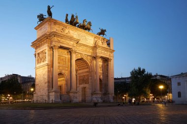 Arco della Pace. Güzel gece manzarası. Milan İtalya 08.2020