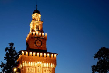 Castello Sforzesco kalesinde büyük bir saat. Milan İtalya 08.2020