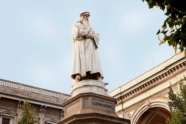 Famoso monumento al gran hombre Leonardo da Vinci. Milán Italia. 22.08.2020 — Foto de Stock
