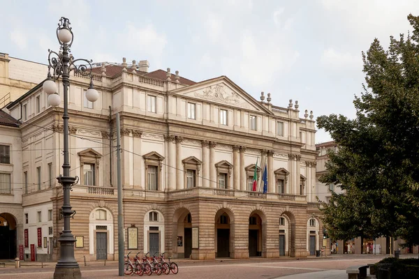 Teatro La Scala, İtalya, Milan 'daki ünlü opera binası. Sıcak yaz günü.