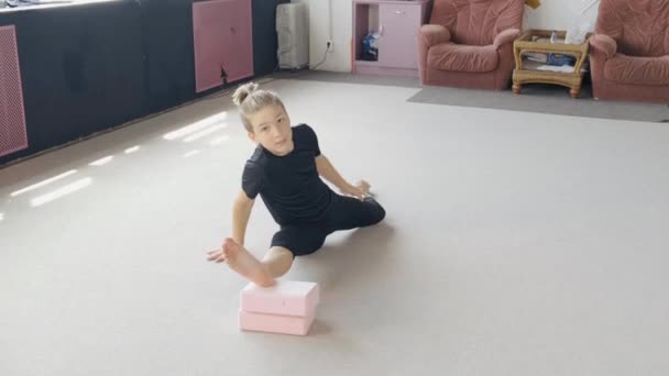 Ragazzo imparare a fare yoga spago e cadde posa. Flessibile, bel corpo. — Video Stock