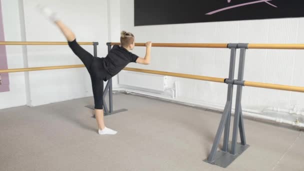 Escuela de baile. Joven chico guapo realiza ejercicios de ballet, retroceder. — Vídeo de stock