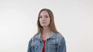 Güzel bir kız önemli bir şey düşünüyor, bir seçim hakkında..