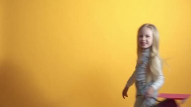 Güzel tatlı kız renkli parlak hediye çantalarıyla ileri geri gidip geliyor..