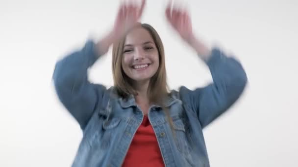 Menina loira bonita olha para a câmera sorrindo e rindo. — Vídeo de Stock