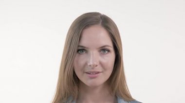 Kameraya bakan güzel sarışın bir kadının portresi..