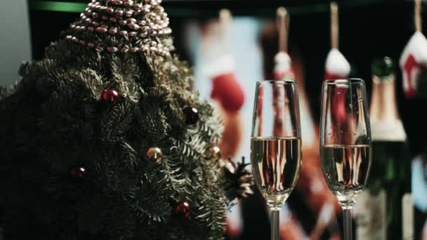 Noche de Navidad, tintinea copas de champán. Celebración de Año Nuevo. — Vídeos de Stock
