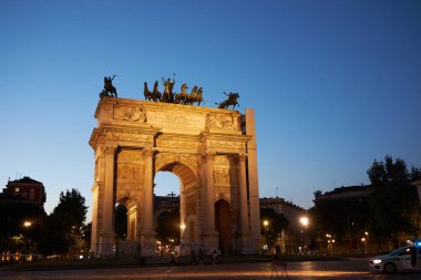 Milano şehir merkezi Arco della tempo günbatımı anıtında. Milan İtalya 08.2020