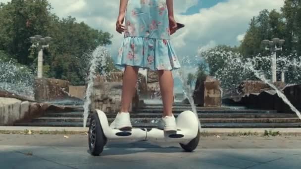 Een hoverboard in beweging, slow motion, het meisje rolt rond. — Stockvideo