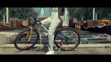 Bisiklette oturan ve selfie çeken bir kızın yavaş çekim videosu..