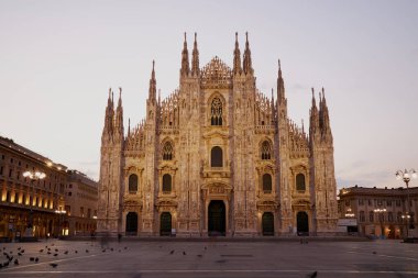 Gece vakti güzel tarihi Duomo binasının cephesi. Milan İtalya 08.2020