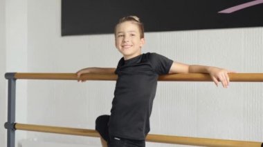 Kameraya bakıp gülümseyen yakışıklı bir gencin portresi..