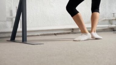 Adam bale yapmayı öğreniyor. Bacakları yakın çekiyoruz, egzersiz yapıyoruz, poz veriyoruz..