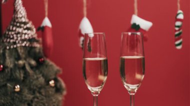 Karı koca Noel gecesi şampanya içip kadeh tokuşturuyorlar..