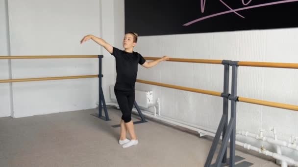 Tanztraining in einer Ballettschule, für Kinder, Jungen und Mädchen. Vierter Platz — Stockvideo