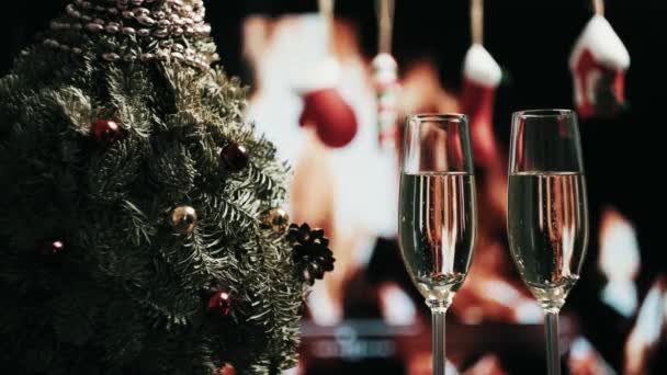 Romântico, jantar de Natal. Close up de dois copos de champanhe com bolhas. — Vídeo de Stock