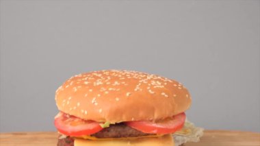 Masada domatesli büyük, sulu bir burger var. Fast food.