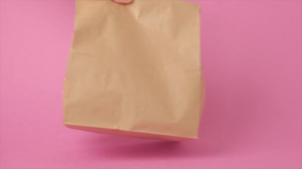 Mano sosteniendo marrón transparente papel vacío comida para llevar bolsa. — Vídeo de stock