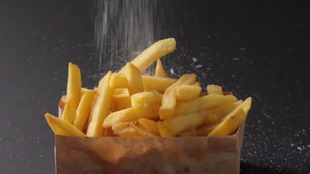 Paquete, bolsa marrón hecha de material ecológico con papas fritas, la sal se vierte en la parte superior. — Vídeos de Stock