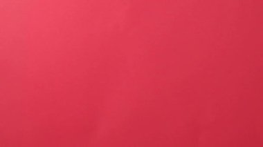 Pembe arka planda havada patates kızartması uçuşuyor. Aşağıdan yukarıya uçar.