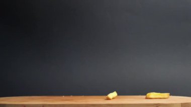 Lezzetli fast food ahşap bir ışık masasına düşer. Fast food konsepti.